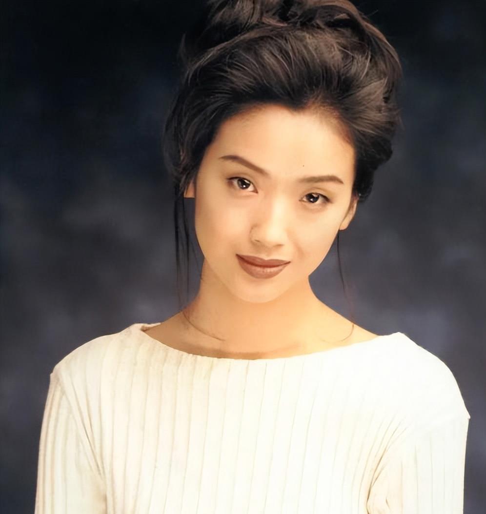 57岁香港明星吴倩莲最新照片揭晓:白发苍苍,身材消瘦