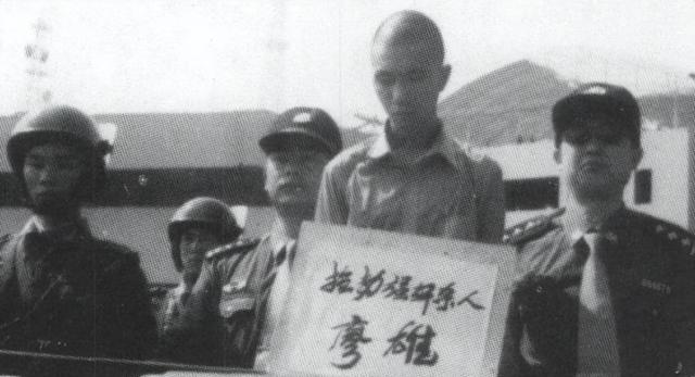 2001年,嘉陵江畔惊现四具无头尸体,南充警方全力以赴,终破凶案