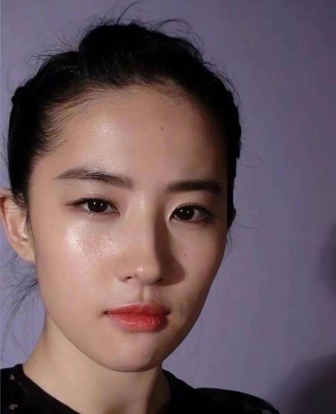 "素颜女神"刘亦菲:真实引发的网络风暴