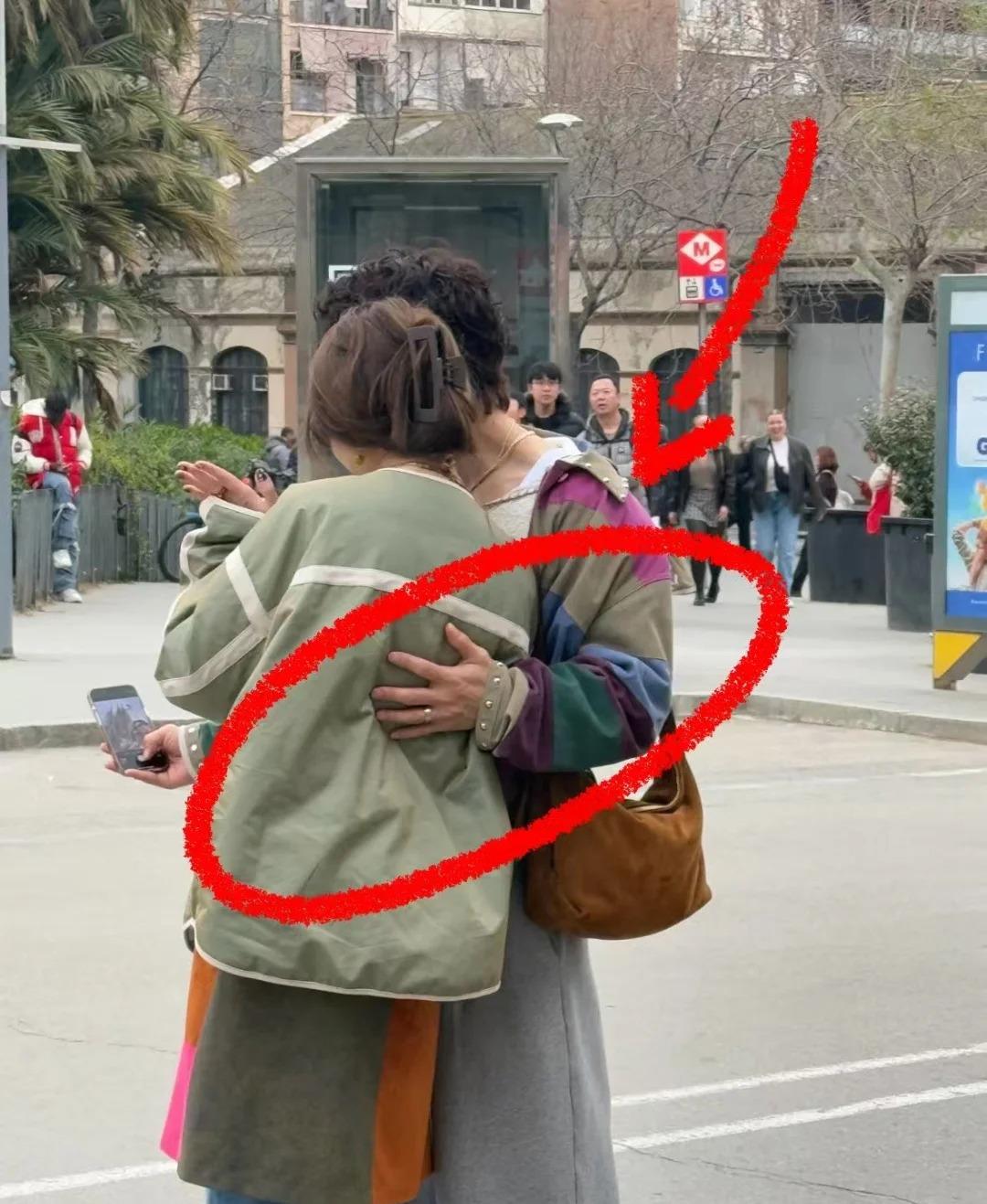 街头亲吻同样引人注目戚薇李承铉热情似火董力夫妇却显得冷淡