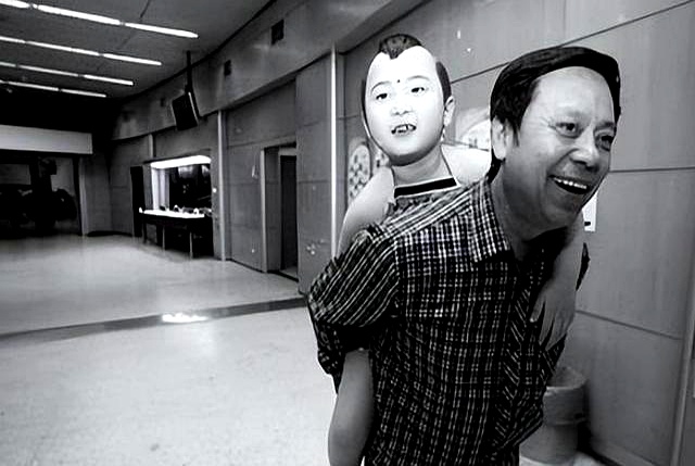 6岁上春晚8岁就去世,被父母"吸干血"的邓鸣贺,悲剧谁来买单?