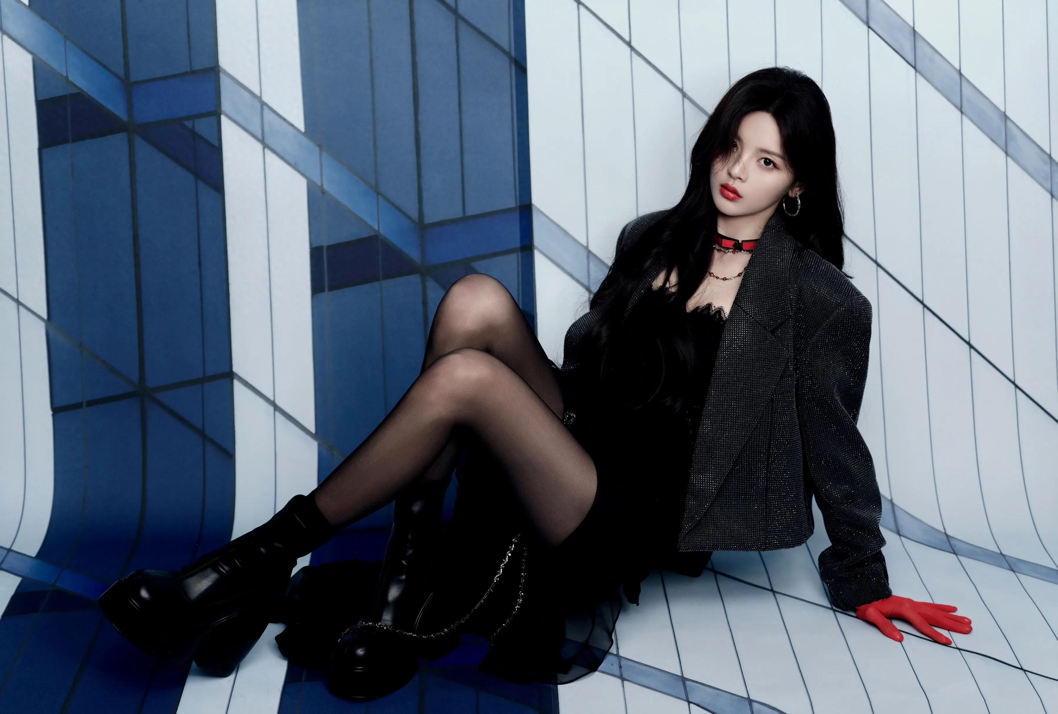 27岁杨超越近照:黑丝美腿配高筒靴,尽显成熟性感