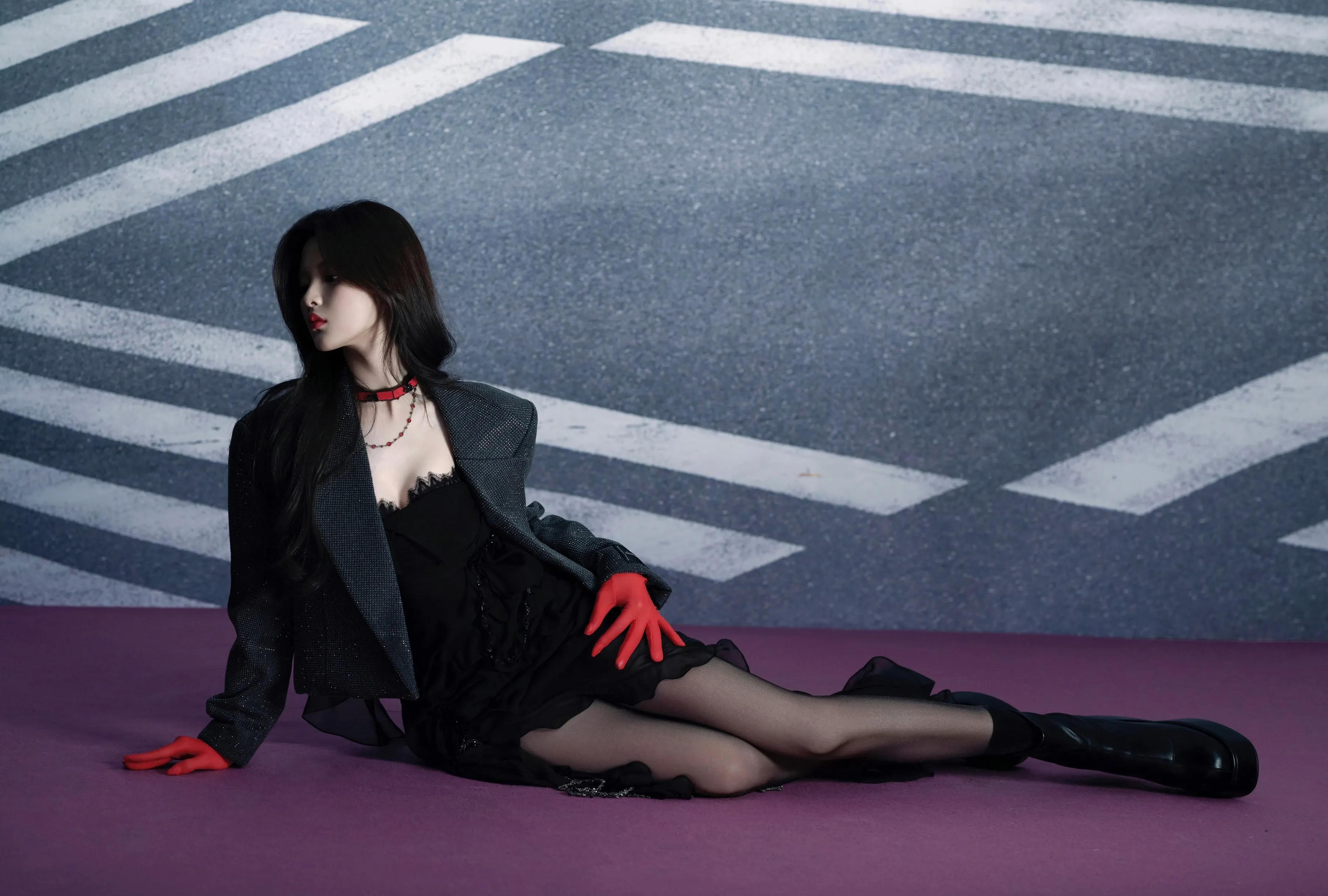 27岁杨超越近照:黑丝美腿配高筒靴,尽显成熟性感