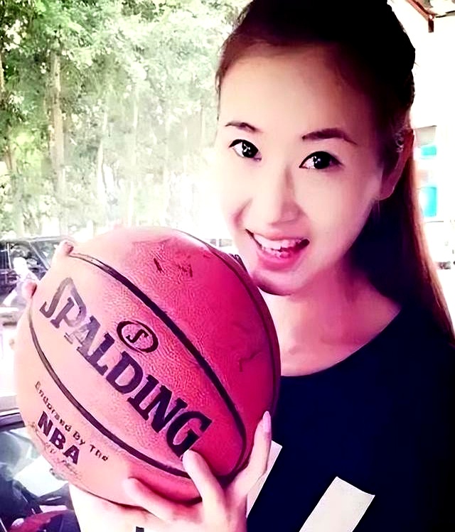 中国女篮梁天云:身高1米97,因情伤退役,嫁农村小伙被宠成宝