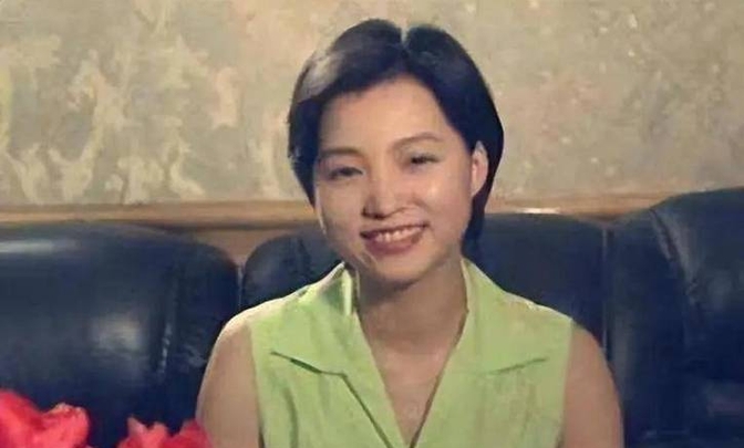 董卿早年照曝光!谁能认出她?昔日模样震撼网友