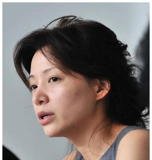 董卿早年照曝光!谁能认出她?昔日模样震撼网友