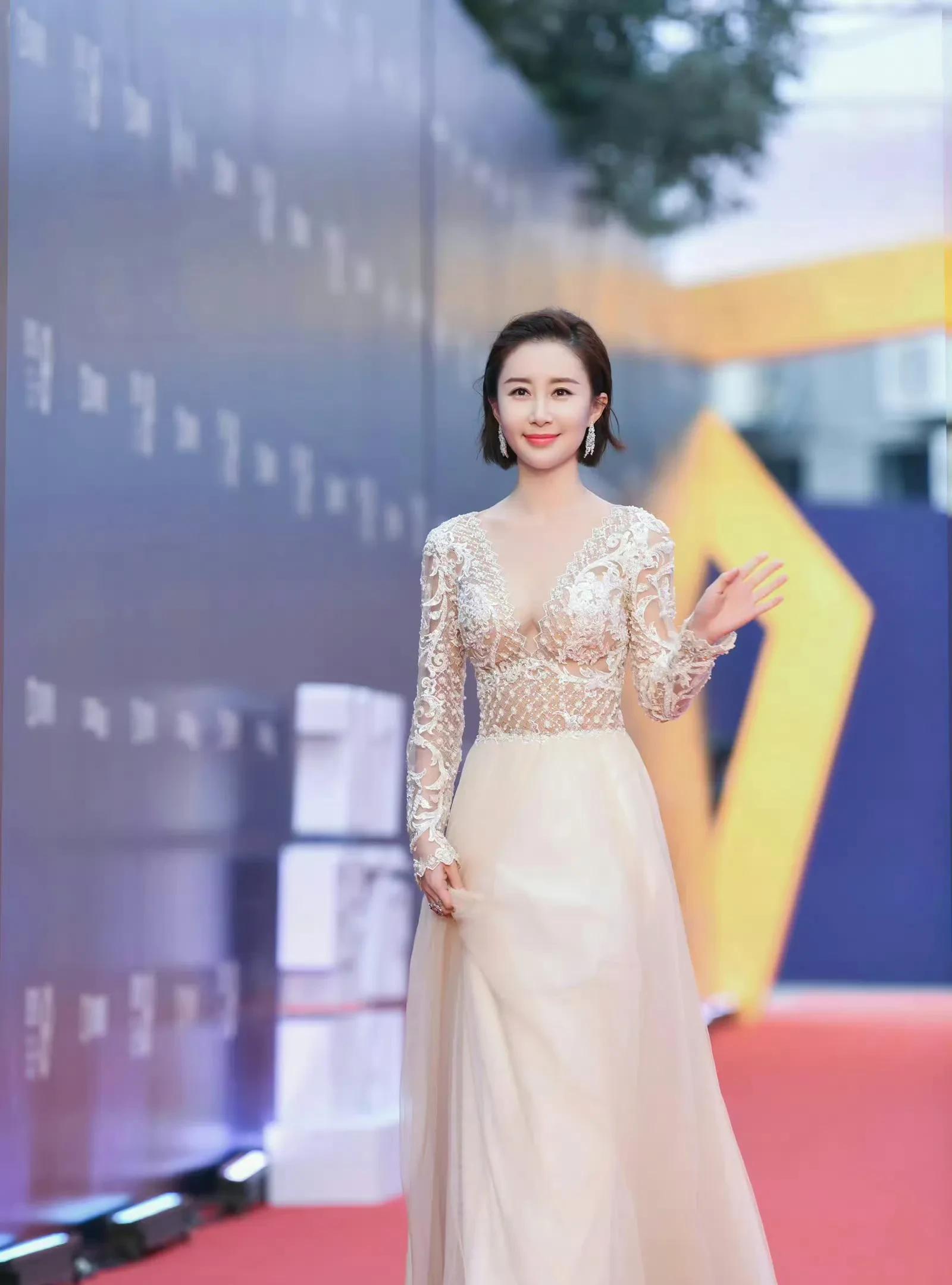 优雅舒畅身着白色蕾丝低胸装