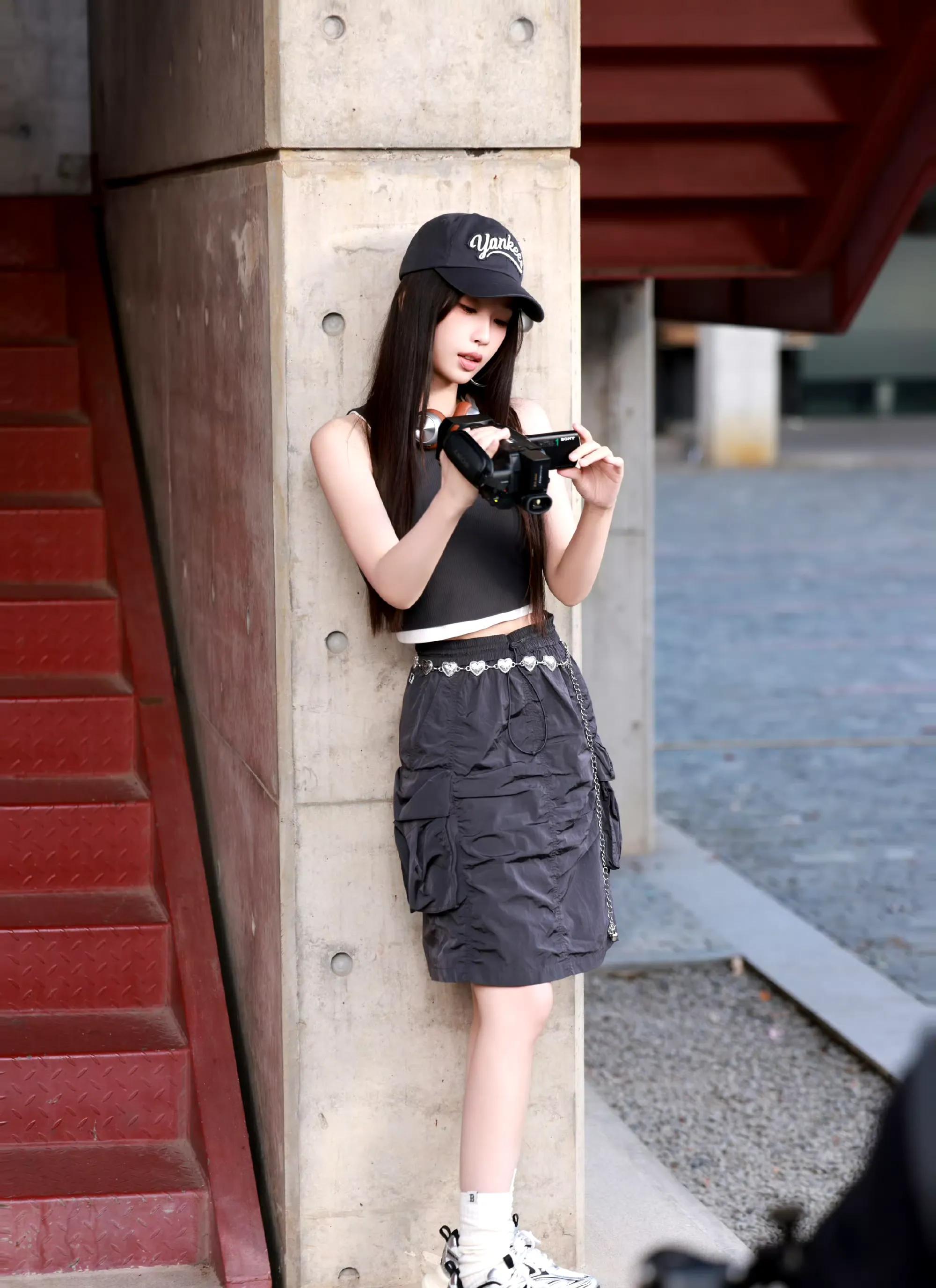 虞书欣最新街拍曝光,今日变身酷炫女孩!