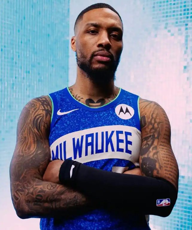 提起利拉德,很多球迷都会立马想起他那标志性的"logo三分"