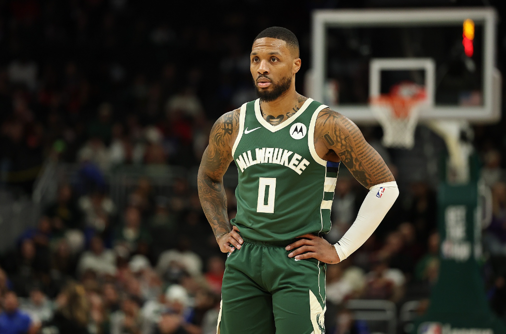 提起利拉德,很多球迷都会立马想起他那标志性的"logo三分"