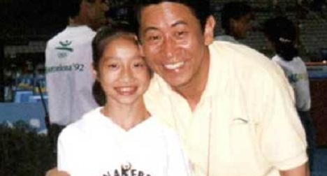 陆莉:16岁夺体操奥运冠军,18岁因病退役嫁老外,混血儿子已17岁