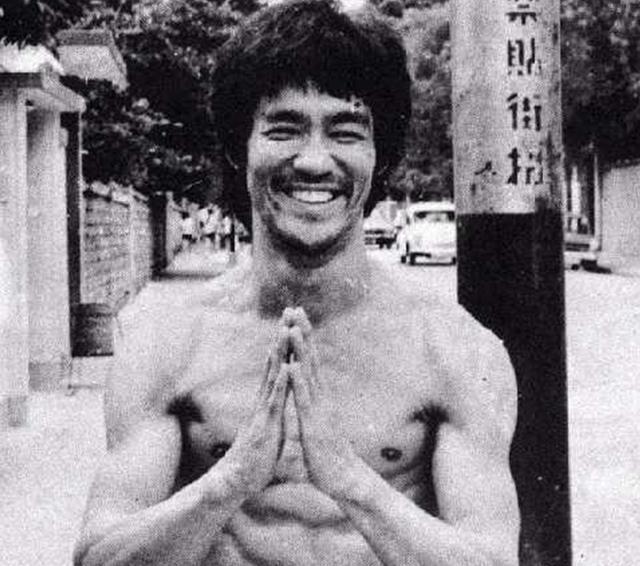 李小龙有到底多牛?体脂3%,一秒踢6脚打9拳,后背练出"圣诞树"