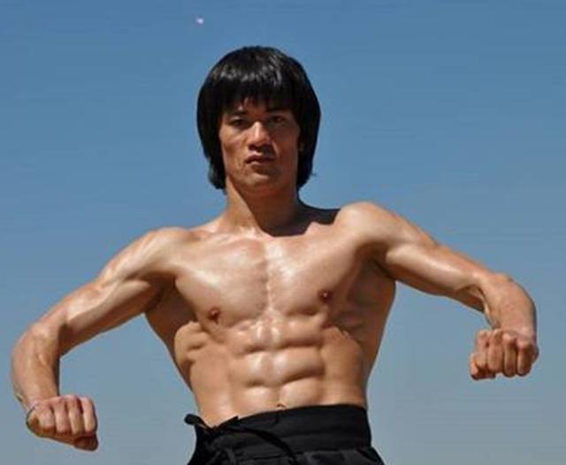 李小龙有到底多牛?体脂3%,一秒踢6脚打9拳,后背练出"圣诞树"