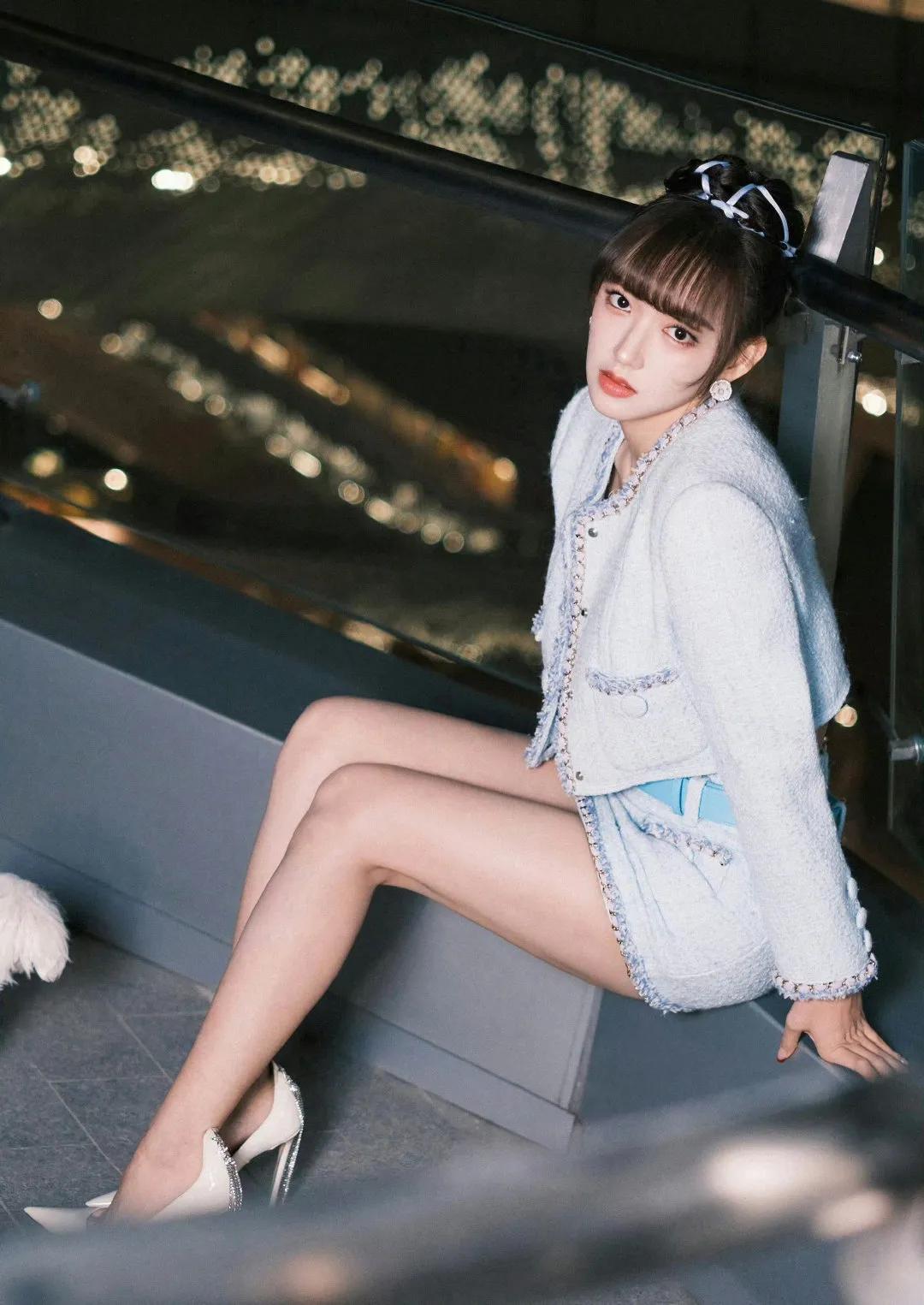 程潇穿出名媛范儿,美腿更是抢镜