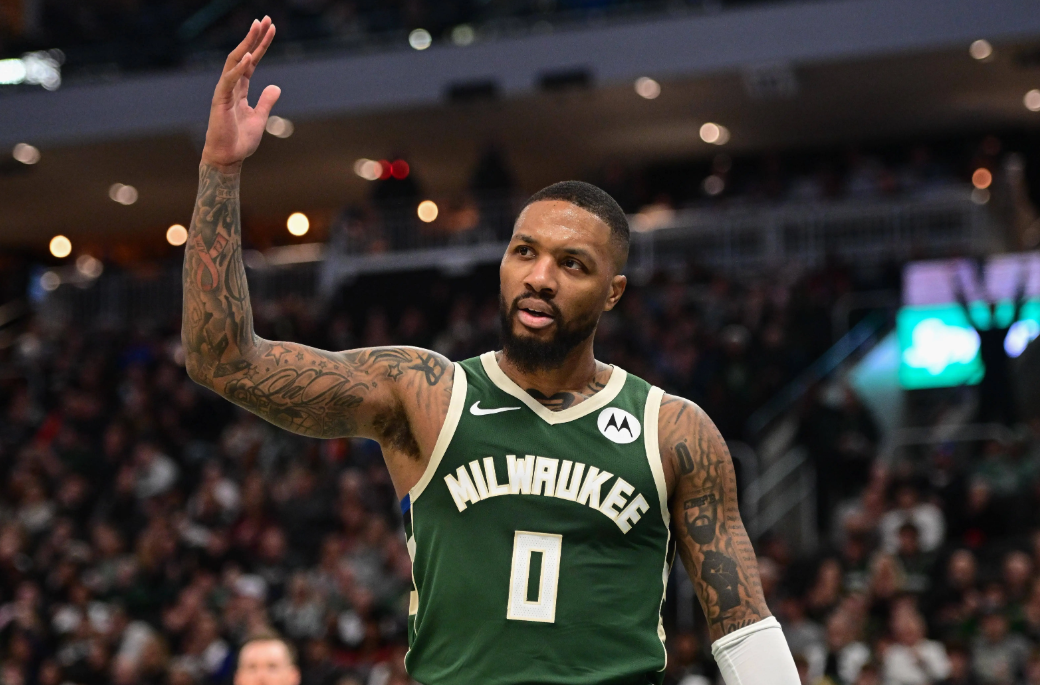 提起利拉德,很多球迷都会立马想起他那标志性的"logo三分"