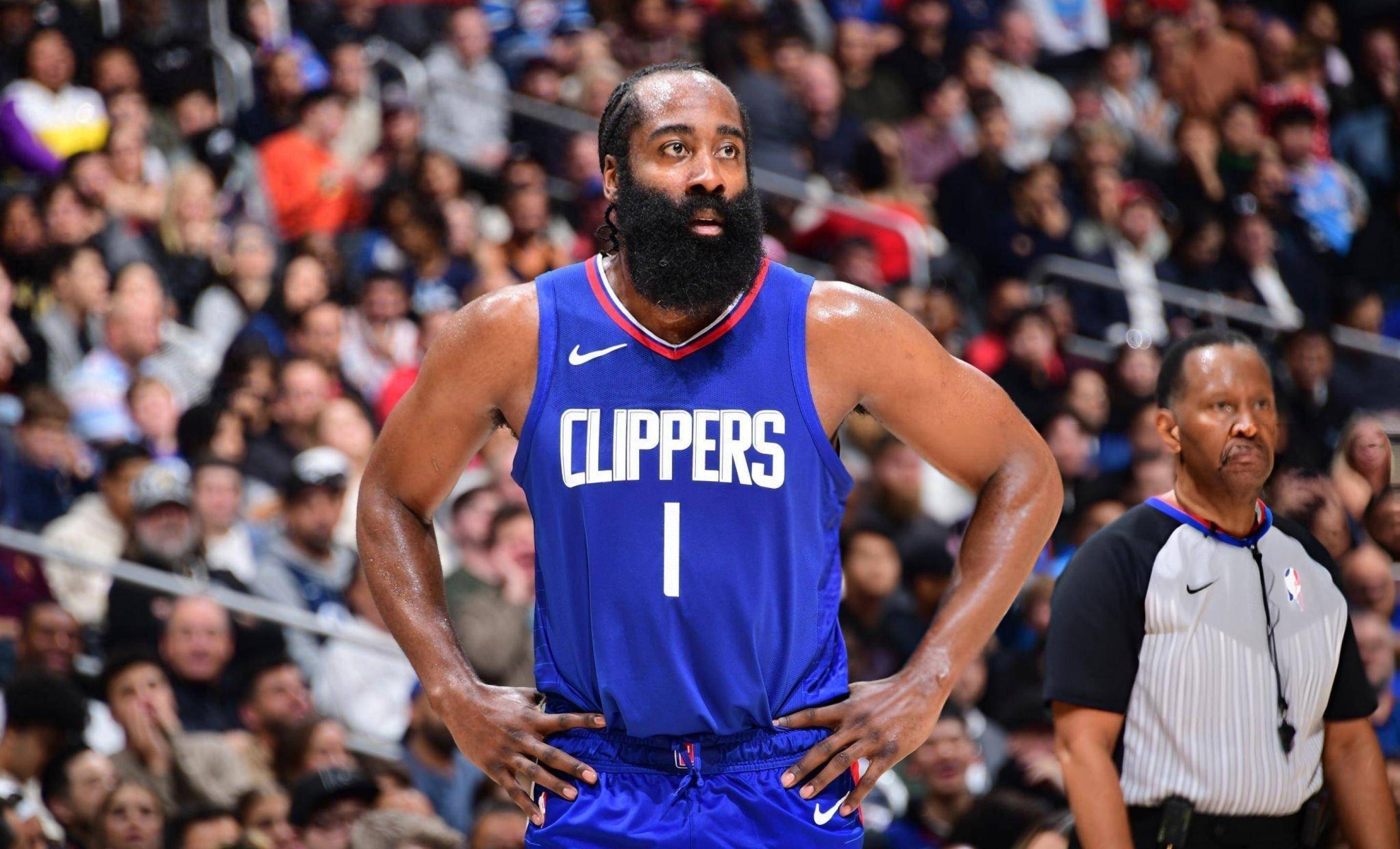 快船三连败!哈登18 12 5,赛后哈登走过去,一把抱住康宁汉姆