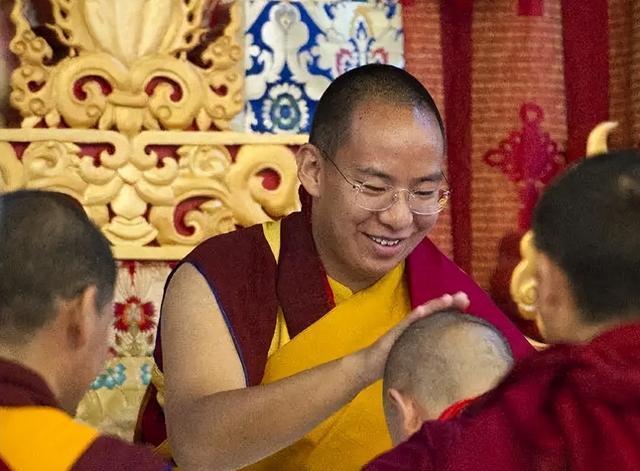 他是年轻的90后大活佛,是十一世班禅,追赶时事热点,热衷慈善