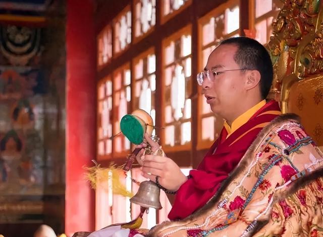 他是年轻的90后大活佛,是十一世班禅,追赶时事热点,热衷慈善