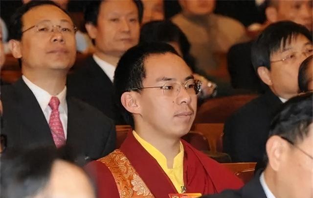 他是年轻的90后大活佛,是十一世班禅,追赶时事热点,热衷慈善