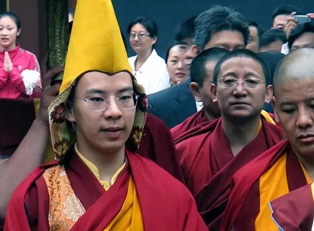 他是年轻的90后大活佛,是十一世班禅,追赶时事热点,热衷慈善