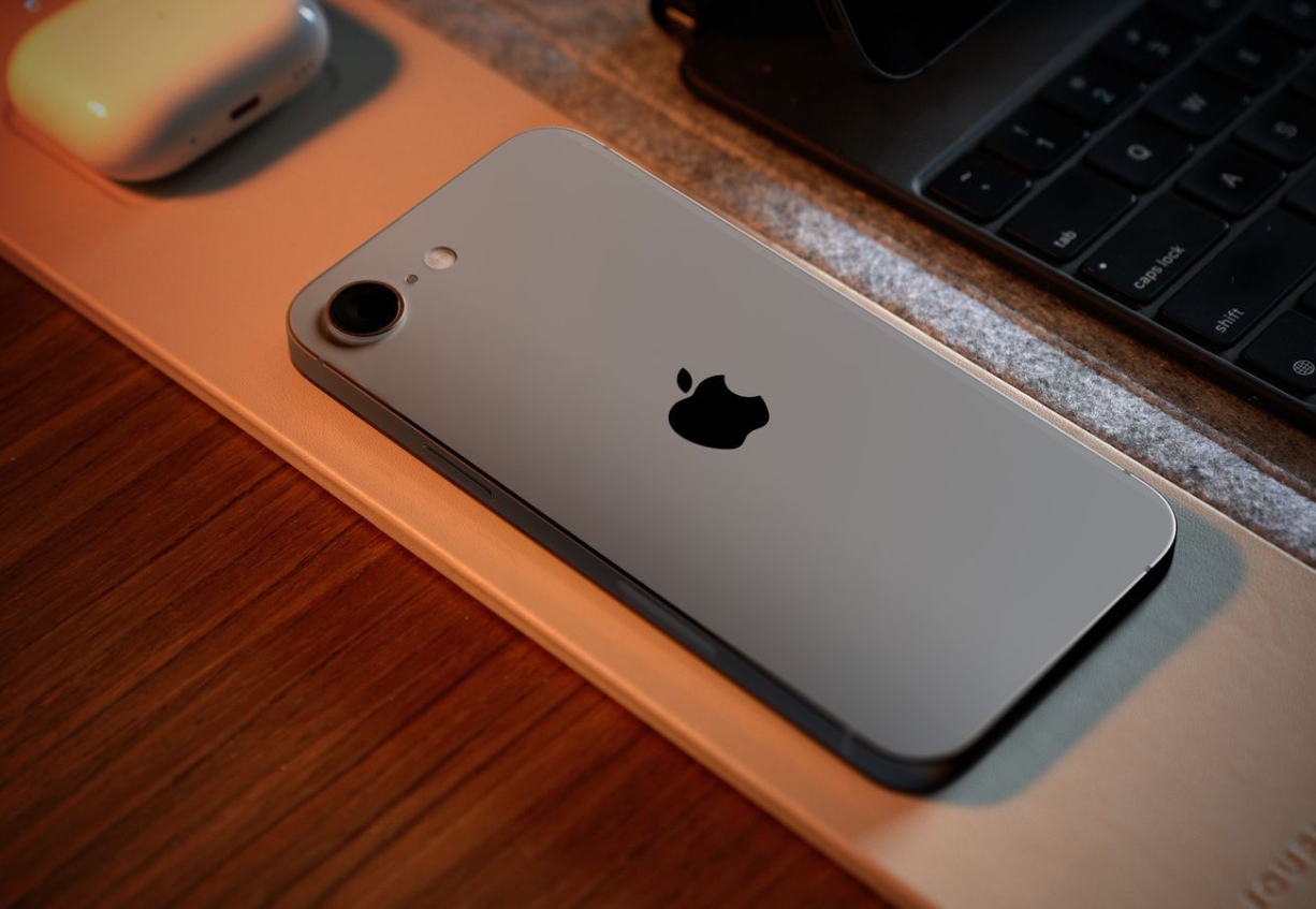 苹果iPhone 16e“刀法精湛”，谈谈究竟值不值得购买！