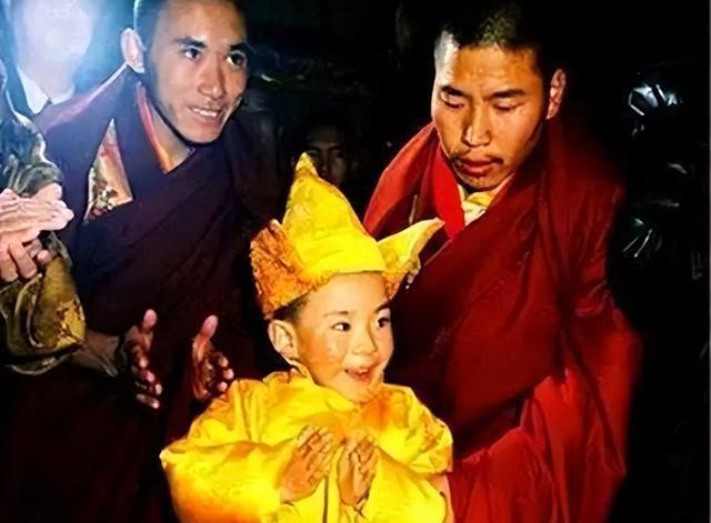 他是年轻的90后大活佛,是十一世班禅,追赶时事热点,热衷慈善