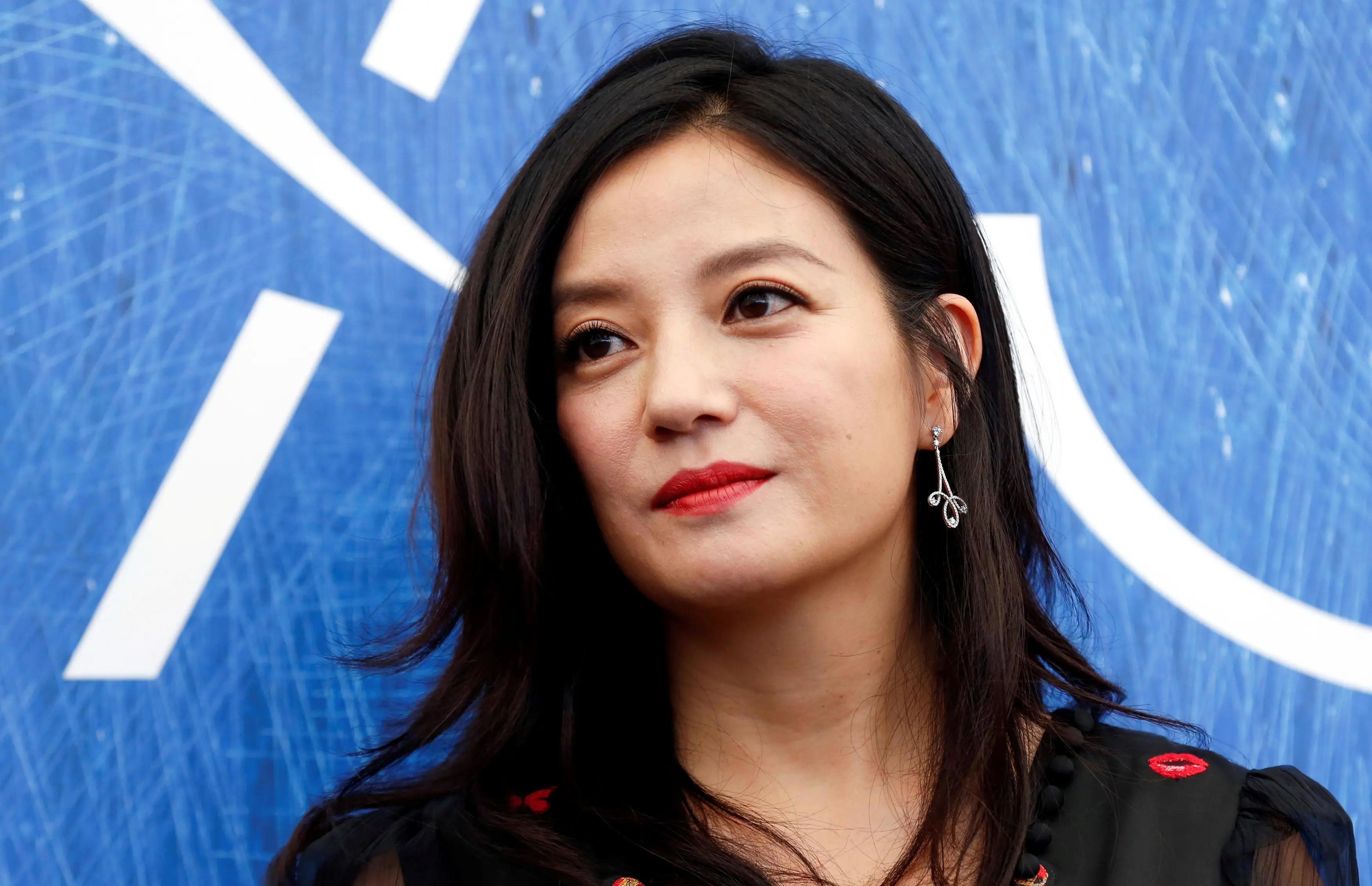 49岁赵薇低调回安徽老家,素颜憔悴身材臃肿,脸部状态比林心如好