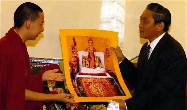 他是年轻的90后大活佛,是十一世班禅,追赶时事热点,热衷慈善