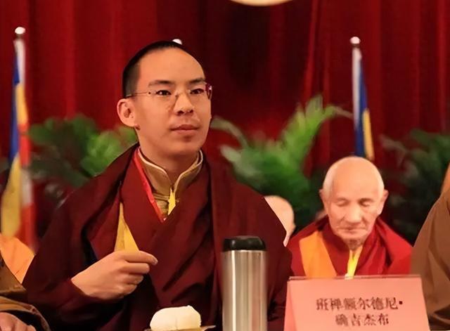 他是年轻的90后大活佛,是十一世班禅,追赶时事热点,热衷慈善
