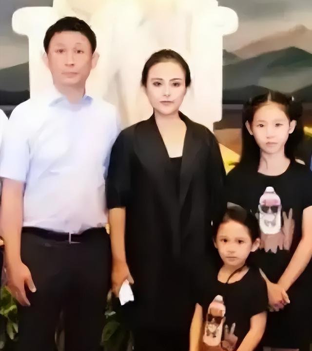 2009年,李讷儿子王效芝全家福,妻子罕见出镜,两个女儿长相出众