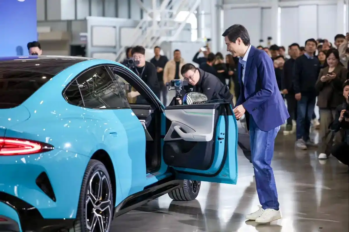 雷军短暂问鼎“中国首富”，米粉：有种熟人当了首富的感觉！