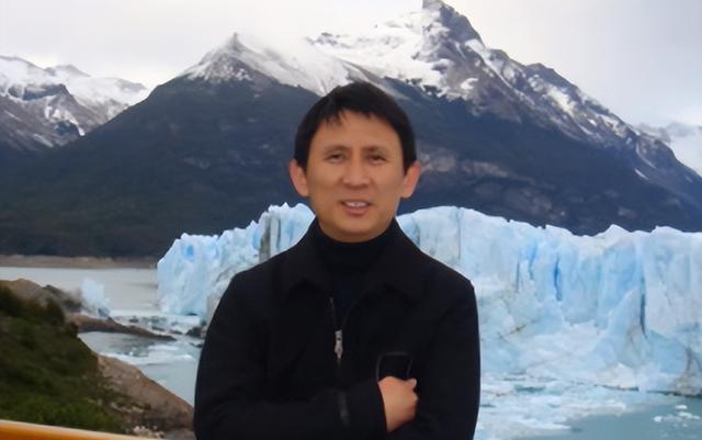 2009年,李讷儿子王效芝全家福,妻子罕见出镜,两个女儿长相出众