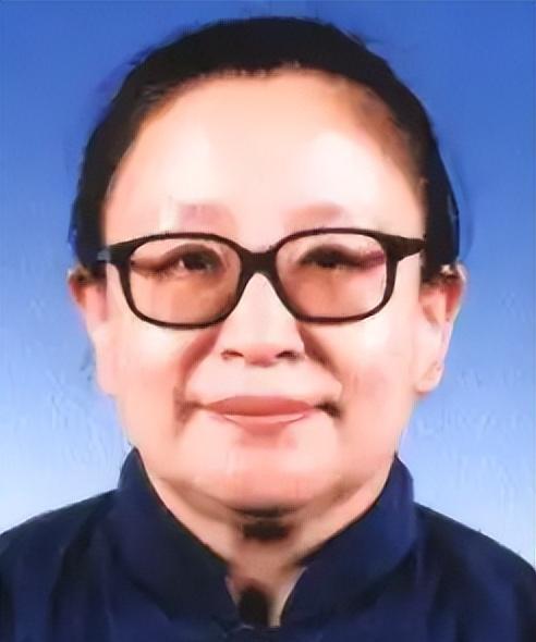 2009年,李讷儿子王效芝全家福,妻子罕见出镜,两个女儿长相出众