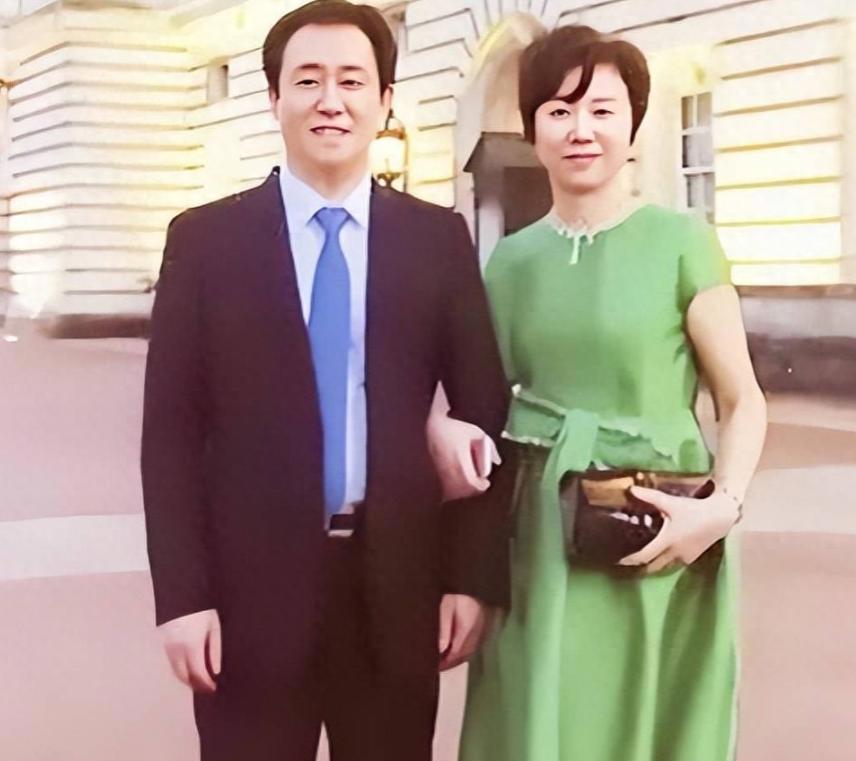 许家印妻子丁玉梅,危难时刻各自逃离,已带资产前往加拿大享乐