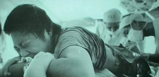 对越反击战中女战士用母乳喂养解放军伤员,医护兵牺牲在战友身边