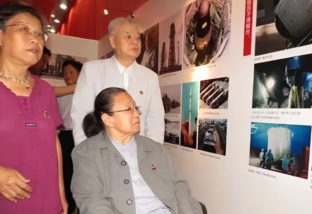 2009年,李讷儿子王效芝全家福,妻子罕见出镜,两个女儿长相出众