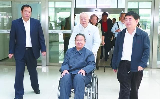 2009年,李讷儿子王效芝全家福,妻子罕见出镜,两个女儿长相出众