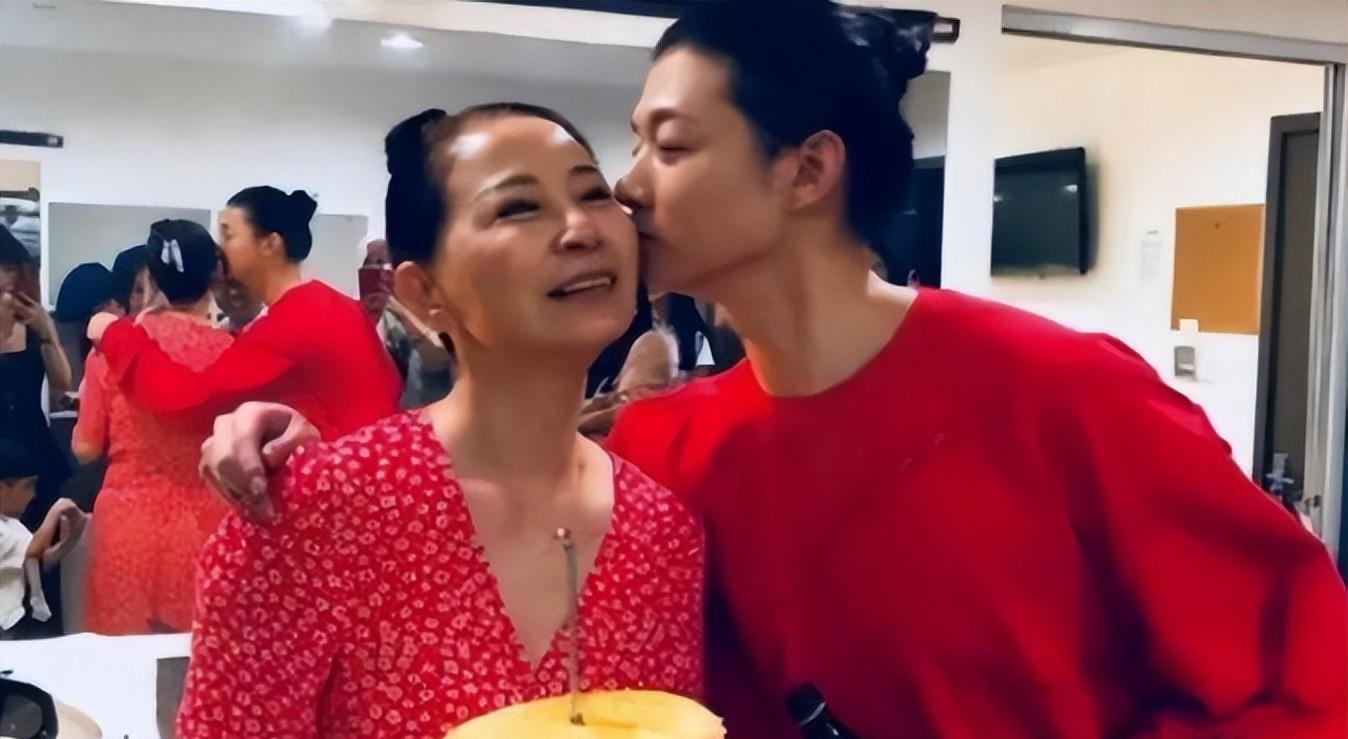 悲情女子仲小萍,因儿子三十年未婚,遭遇两次背叛,霍尊重回起点