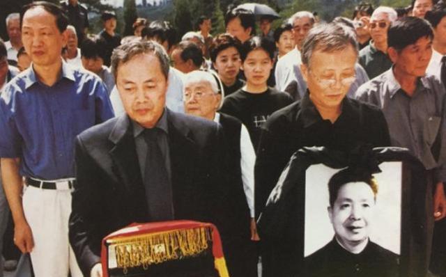 1992年,谭启龙书记的警卫秘书去世前,拉着首长的手:我够本了