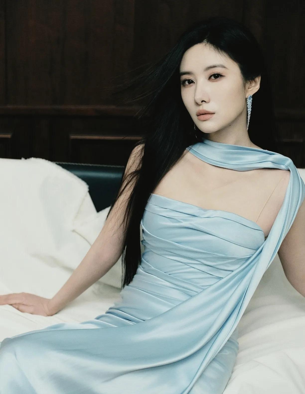 吴优好绝一女的长相大气身材高挑且凹凸有致嘴唇神似女神舒淇