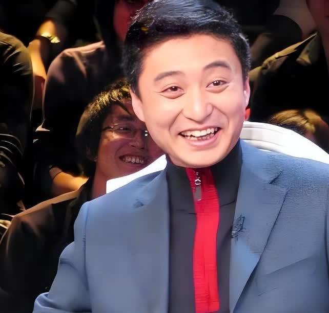 周炜满头白发,一句脏话毁22年,春晚常客无人识?