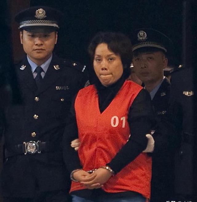 重庆黑帮女老大谢才萍:开赌场,养16名男宠,最小的比她小20多岁