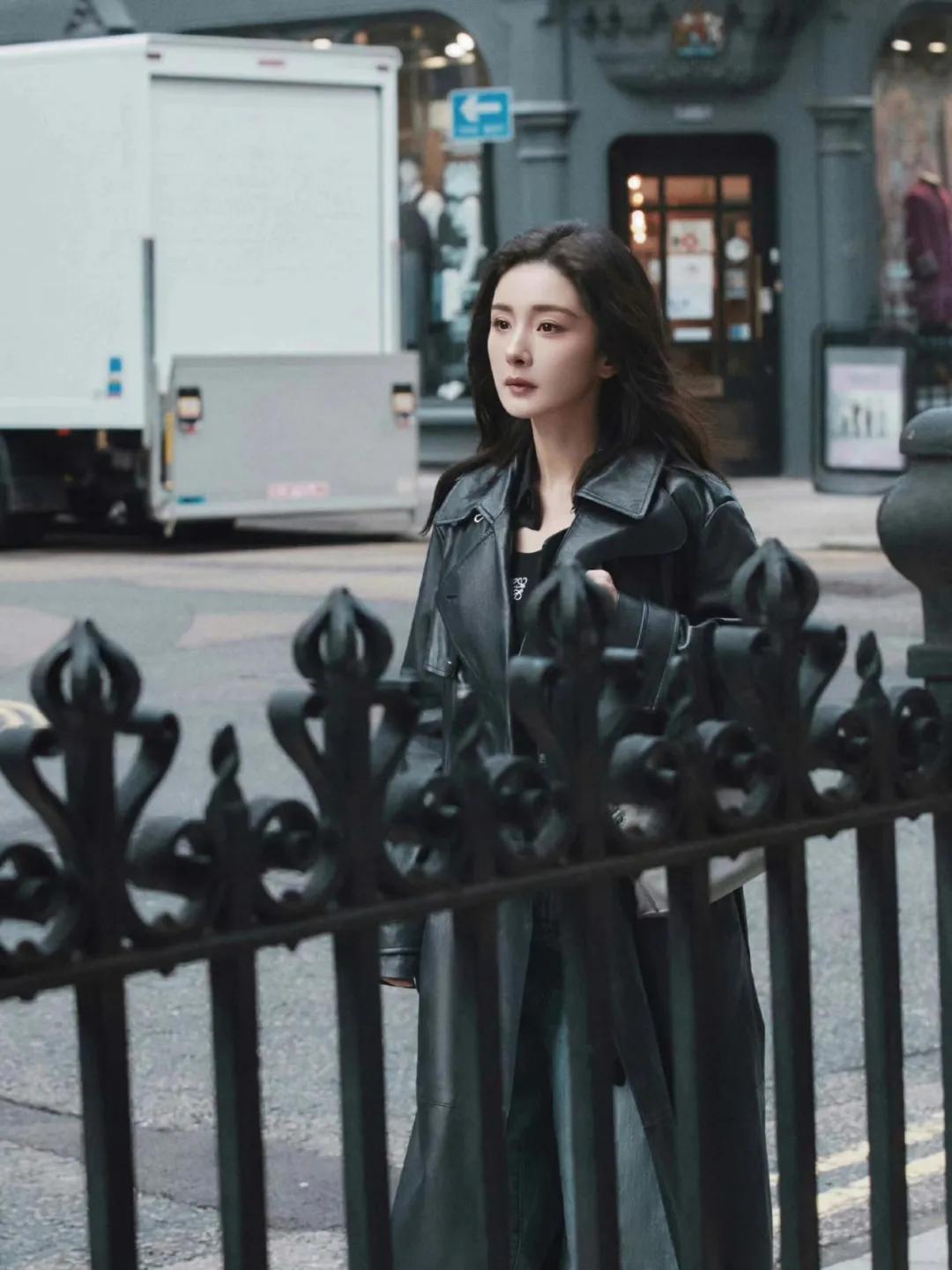 杨幂穿长款皮衣太帅了,这穿搭功力没谁了