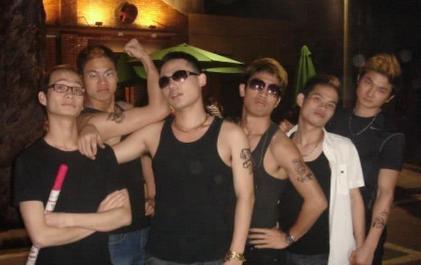 1990年,一个农民打倒十几个混混,进派出所后才知他身份不简单