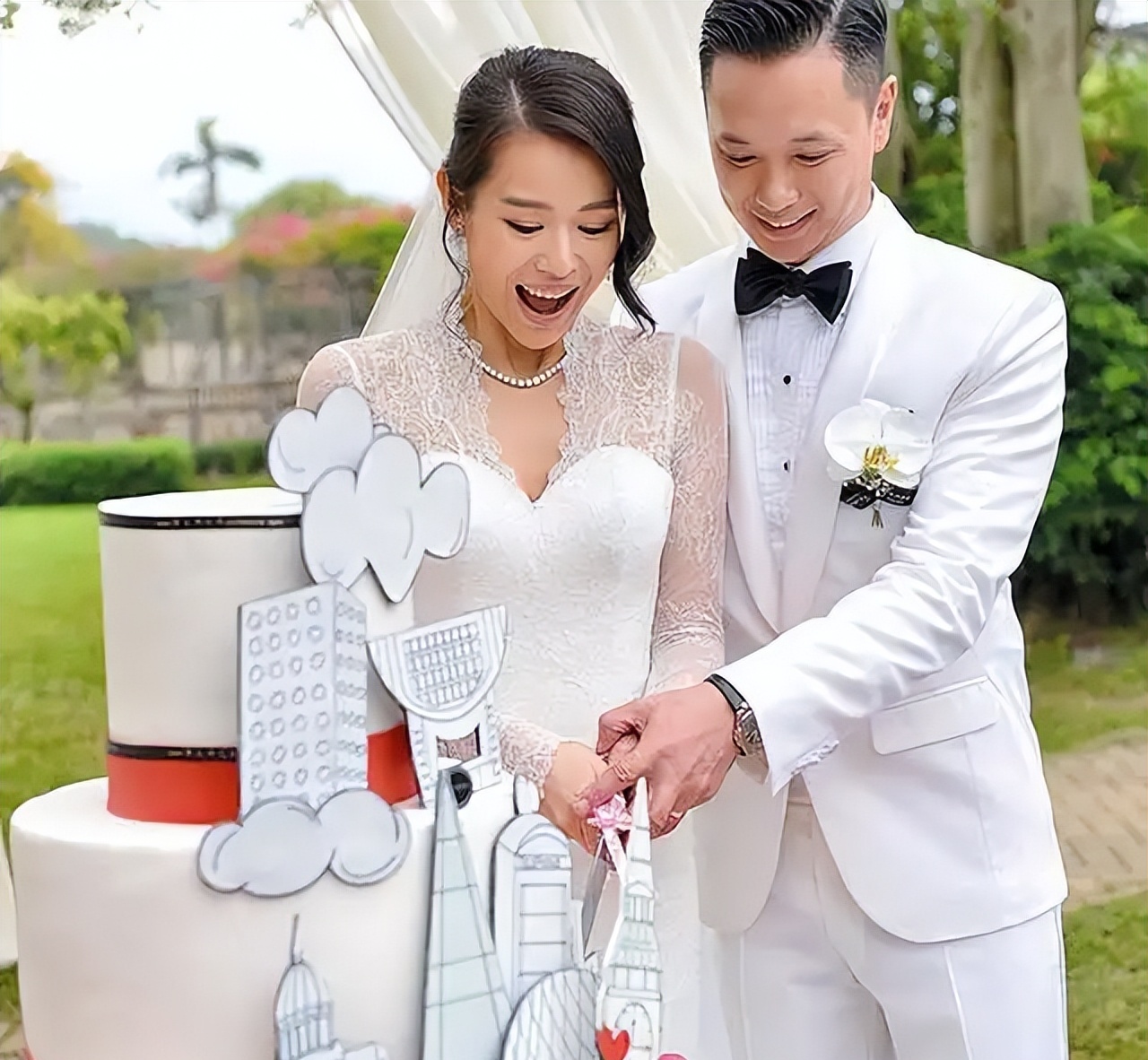 演员胡杏儿:嫁大3岁富豪,婚后连生三胎,如今一家五口其乐融融