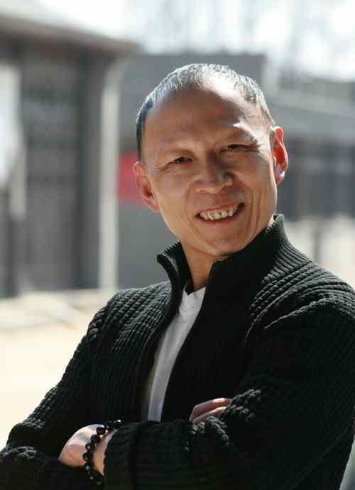 小眼睛,身材矮小,长相不佳的三位男星如何赢得美丽妻子?