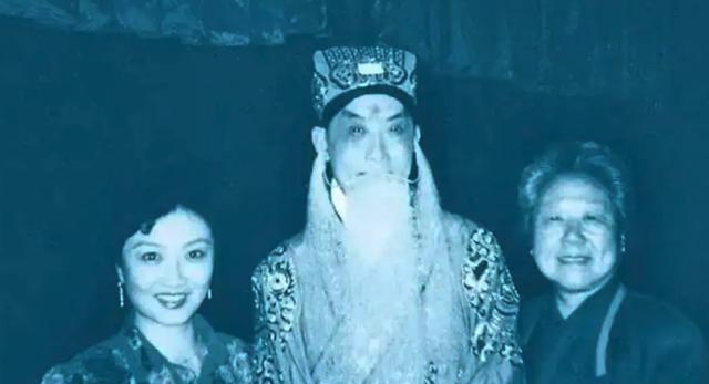 京剧名家关正明葬礼:不设灵堂,不要墓地,周立波下跪痛哭