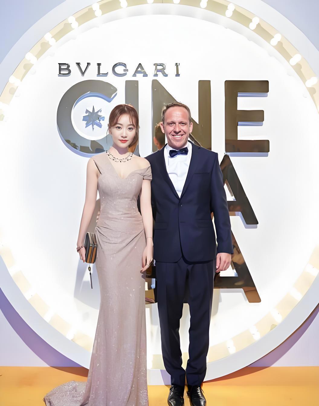 身高不足,身材弥补,杨蓉那无瑕的身材便是她最锐利的"利器"