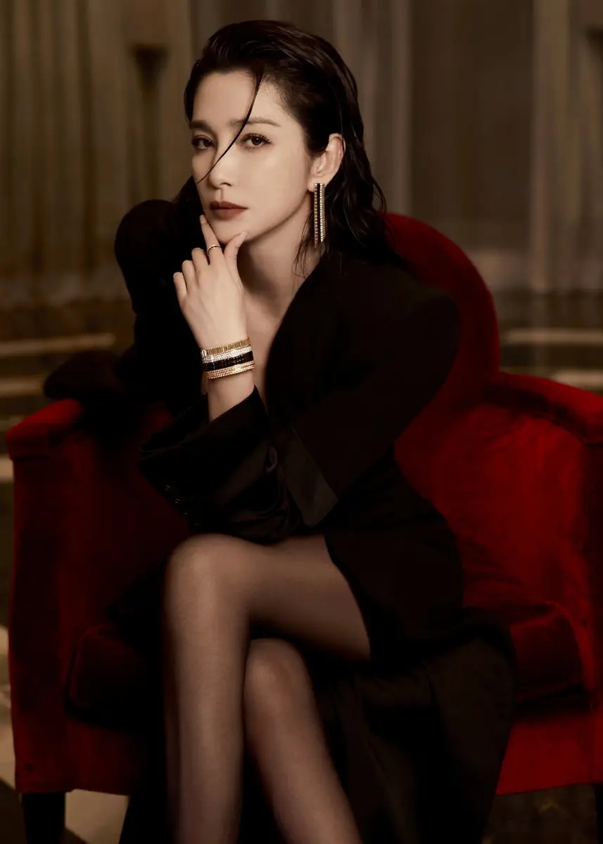 李冰冰穿黑丝霸气亮相,这女王范儿真是帅呆了