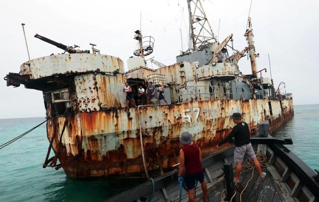 准备弃船?菲律宾破船在仁爱礁冒黑烟真相,人民日报强势回3句话